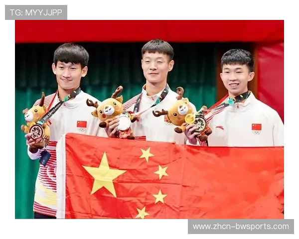 成都大运会跆拳道赛场浪漫上演中国选手胡明达颁奖仪式深情求婚队友梁婕
